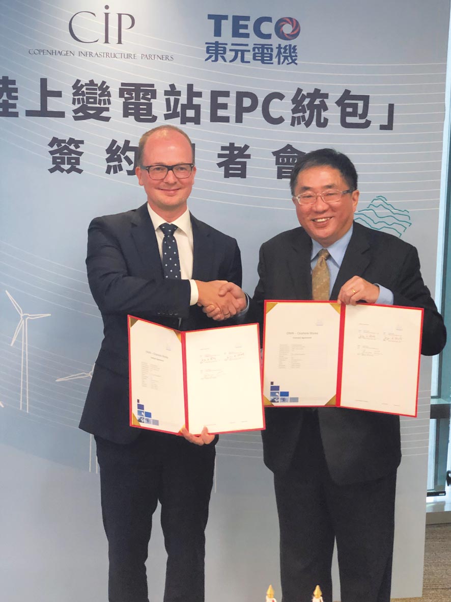 CIP臺灣區(qū)執(zhí)行長侯奕愷(左)、東元代理總經(jīng)理連昭志昨(5)日共同簽署變電站建置統(tǒng)包合約。圖/沉美幸