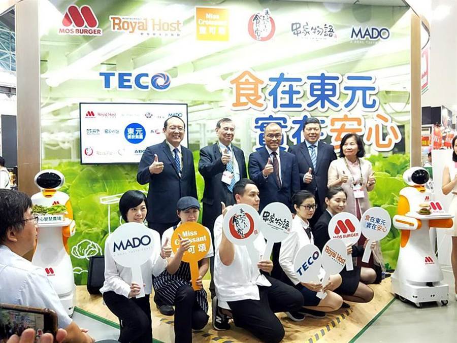 為深耕南臺灣餐飲市場，東元餐飲集團今年首度集合旗下摩斯?jié)h堡、樂雅樂、蜜可頌、食堂Maido Ookini，以及串家物語和MADO餐飲品牌，由會長黃茂雄率隊參加「2019高雄食品展」。（圖／東元餐飲集團）
