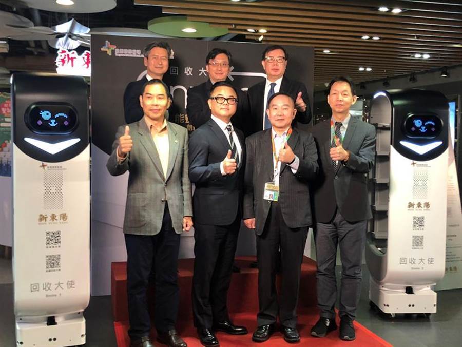 東元與新東陽(yáng)合作開發(fā)國(guó)內(nèi)首臺(tái)客制化餐盤回收機(jī)器人15日正式上工，圖后排右二為東元自動(dòng)化暨智能系統(tǒng)事業(yè)部協(xié)理林勝泉、新東陽(yáng)總經(jīng)理麥升陽(yáng)(前排左二)、桃園國(guó)際機(jī)場(chǎng)董事長(zhǎng)王明德(前排右二)、總經(jīng)理林祥生。（圖／沉美幸）