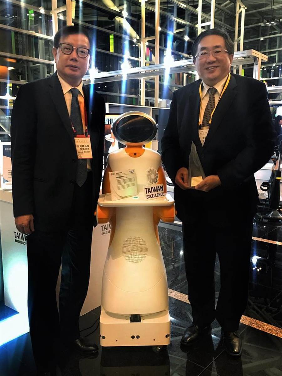 （東元電機(jī)自行開發(fā)送餐機(jī)器人27日獲頒臺灣精品獎(jiǎng)銀質(zhì)獎(jiǎng)，圖右為代理總經(jīng)理連昭志、左為負(fù)責(zé)開發(fā)的東元電機(jī)自動化暨智能系統(tǒng)事業(yè)部協(xié)理林勝泉。圖／業(yè)者提供）
