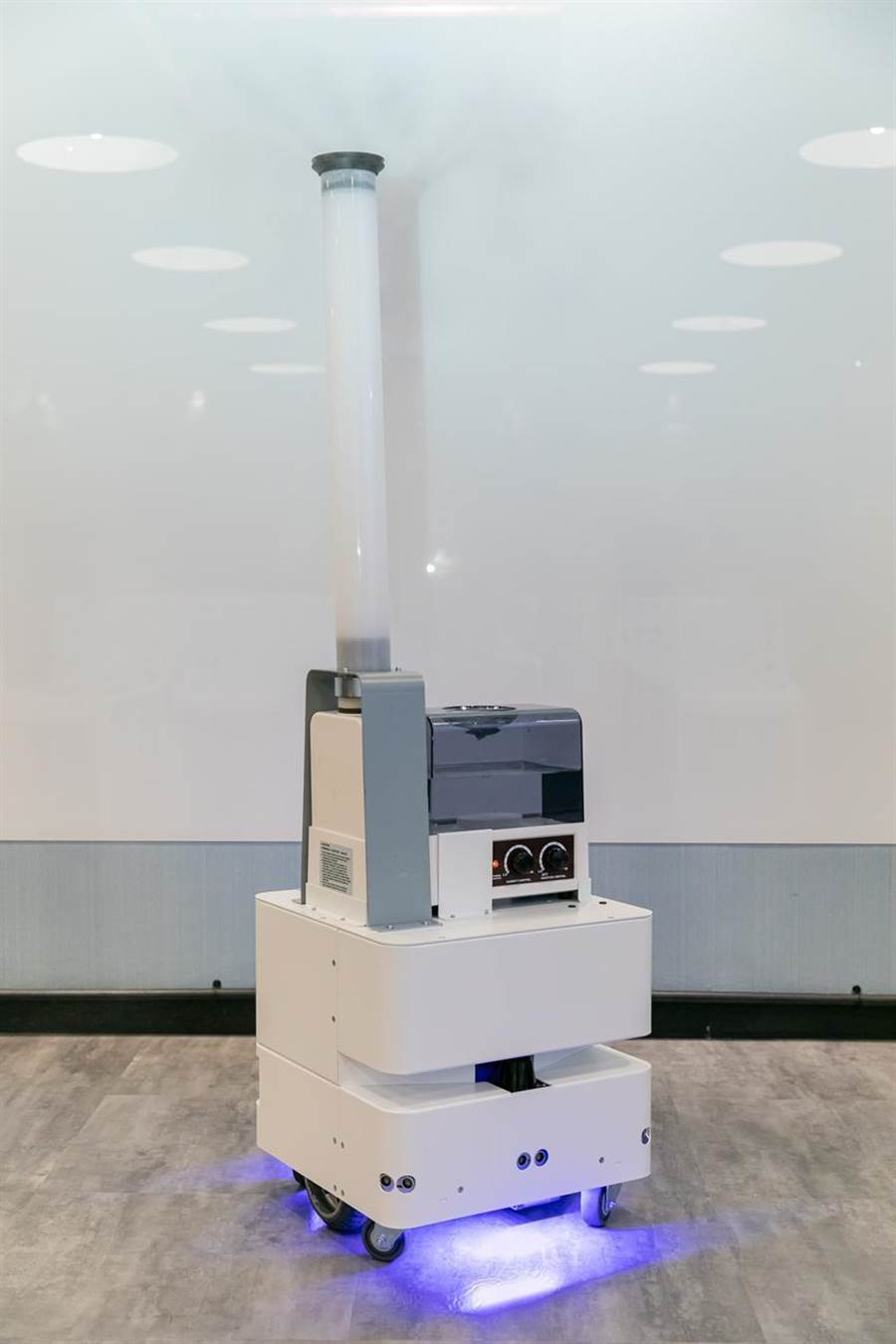 （東元3日發(fā)表智慧UVC消毒防疫機器人，以3D列印技術(shù)，制作雙向360度全面向噴頭，進行大面積的噴霧消毒。圖／東元提供）

