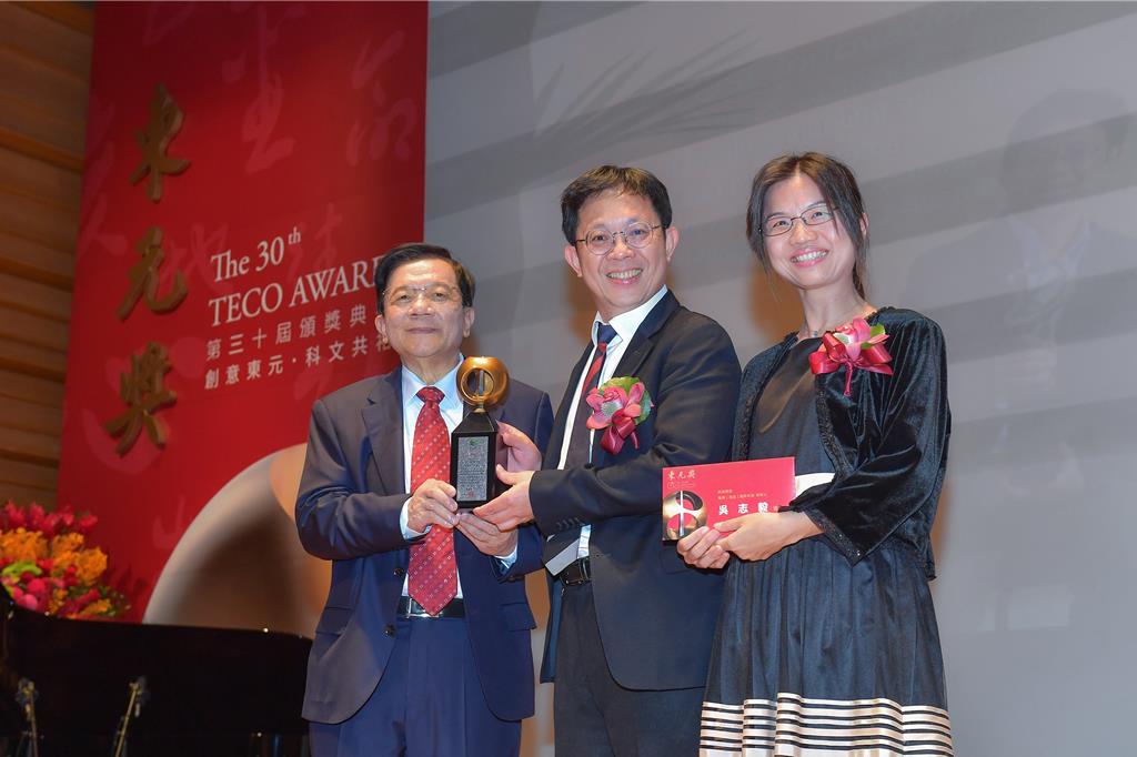 工研院副總暨資深技術專家吳志毅（中）獲頒第30屆東元獎，工研院董事長李世光（左）和吳志毅夫人（右）也一同祝賀。（工研院提供／羅浚濱新竹傳真）